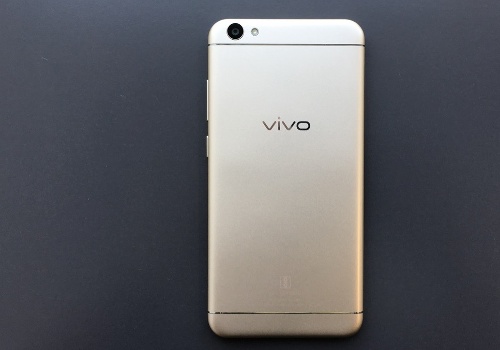 Giống như Oppo F1s, các cạnh của V5 cũng được bo tròn giúp cầm và sử dụng lâu bằng một tay không bị mỏi. Mặt lưng của cả hai cũng có hai đường cắt màu kim loại tạo điểm nhấn và chia máy thành 3 phần. Ngay cả vị trí camera chính, đèn flash LED ở góc trên bên trái cũng như logo ở chính giữa cũng hoàn toàn như nhau. 
