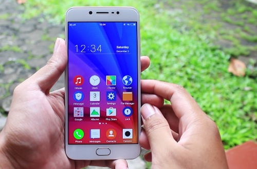 Tuy nhiên màn hình của Oppo F1s bền hơn với kính cường lực Corning Gorilla Glass 4, mặc dù đối thủ V5 cũng sử dụng kính cường lực Gorilla Glass nhưng không rõ phiên bản nào. Đáng chú ý màn hình của cả hai đều sử dụng tấm nền IPS cho màu sắc hiển thị chính xác và không bị rực như tấm nền AMOLED cùng góc nhìn rộng, tuy nhiên độ sắc nét hơi kém một chút nhưng có thể chấp nhận được. Bên cạnh đó, bộ đôi này đều đi kèm tính năng bảo vệ mắt.