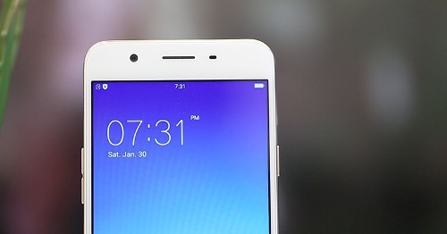 Đối thủ Vivo V5 cũng không kém cạnh khi sở hữu camera trước có độ phân giải lớn nhất hiện nay trên thị trường là 20 megapixel với ống kính khẩu độ f/2.0. Di động của Vivo còn nổi bật hơn nhờ tích hợp thêm đèn flash cho camera trước (trên F1s sử dụng ánh sáng màn hình) để chụp trong điểu kiện thiếu sáng, đèn flash trước trên V5 (tên gọi Moonlight) cho ánh sáng dịu hơn và mở sáng liên tục nên hình ảnh sáng rõ không bị cháy hay mất tự nhiên. Ứng dụng camera của V5 cũng có sẵn tính năng Face Beauty 6.0 cho phép tuỳ chỉnh khuôn mặt đẹp theo giới tính người chụp.
