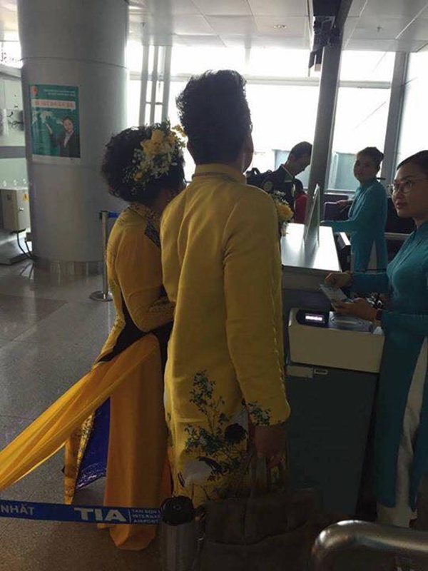 Cặp đôi tay trong tay hạnh phúc tại khu vực check - in. Mặc dù diện trang phục hoành tráng, màu sắc rực rỡ như quý tộc nhưng vợ chồng Thanh Bạch vẫn bị cư dân mạng chê bai không tiếc lời. Nhiều người cho rằng phong cách thời trang của cặp đôi bị 