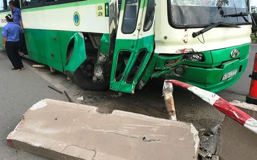Xe buýt gặp nạn, hàng chục khách hoảng loạn