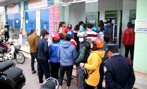 Cảnh rồng rắn xếp hàng rút tiền ATM xảy ra thường xuyên vào dịp giáp tết Nguyên đán ở khu công nghiệp.