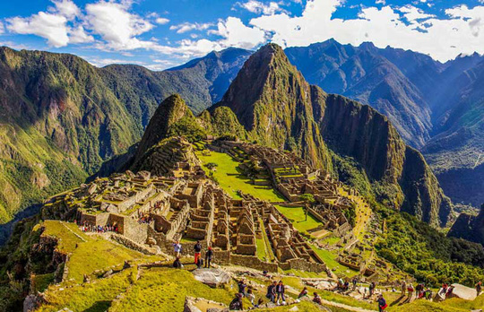 6. Machu Picchu: Machu Picchu, còn được gọi là Thành phố đã mất của người Inca, nằm trên Thung lũng Urubamba- Peru, hớp hồn du khách với cảnh núi trời thơ mộng. Ảnh: Machu Picchu Viajes Peru.