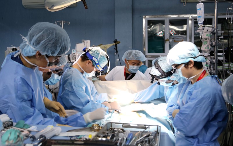 Bệnh nhân trong ca ghép phổi từ người cho sống đầu tiên của Việt Nam đang phục hồi tích cực. Ảnh: HVQY.
