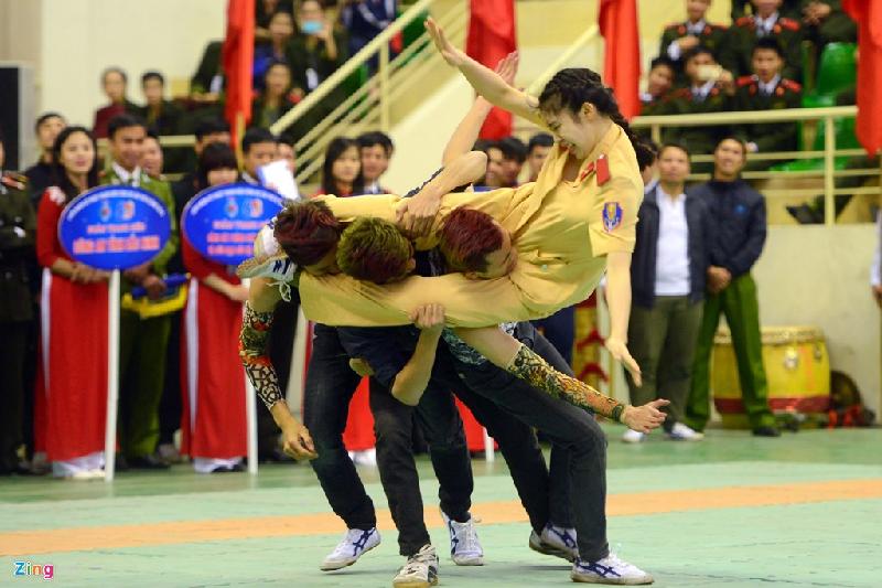 10 bức ảnh trên Zing.vn 'gây bão' mạng xã hội hình ảnh 4 Tháng 3/2016, Liên hoan võ thuật thanh niên Công an Nhân dân có sự góp mặt của 700 vận động viên. Nổi bật tại sự kiện là phần biểu diễn đến từ các nữ chiến sĩ. Màn
