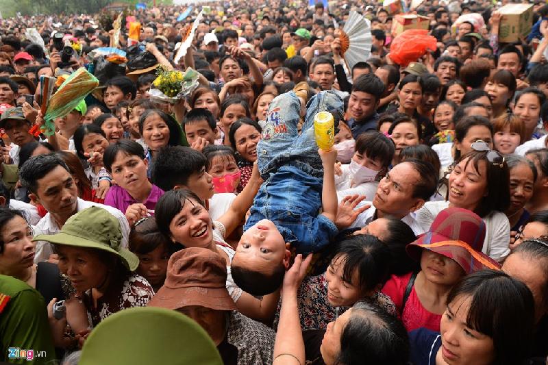 10 bức ảnh trên Zing.vn 'gây bão' mạng xã hội hình ảnh 7 Giữa biển người chen nhau hỗn loạn dưới chân Đền Hùng (Việt Trì, Phú Thọ) ngày 16/4/2016,