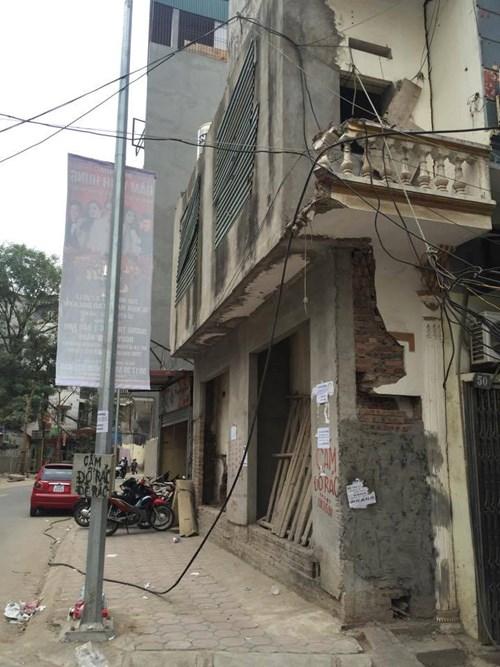 Những ngôi nhà 'kỳ dị' tiếp tục mọc lên ở phố mới Hà Nội ảnh 1