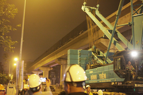 4 toa tàu Cát Linh- Hà Đông đã nối nhau ở đường sắt trên cao