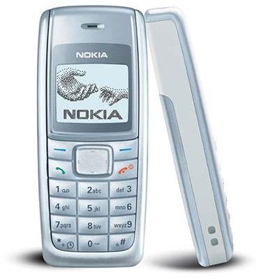 1. Nokia 1110i: Nói đến những sản phẩm Nokia để lại ấn tượng sâu đậm trong lòng người Việt, không thể bỏ qua 1110i. Sản phẩm ra đời năm 2006 với những tính năng cơ bản, pin đàm thoại 5 giờ và có chế độ chặn cuộc gọi. Đây là một model thuộc phân khúc giá rẻ. Với nhiều người, đặc biệt là thế hệ 8x, 1110i gắn với kỷ niệm về thời sinh viên, học sinh của họ. Cho đến giờ, sau hơn 10 năm, vẫn còn một số lượng người dùng nhất định vẫn sử dụng sản phẩm này. Những đàn em đi sau như Nokia 1202, 1208 cũng đã đạt được những thành công. Tuy nhiên nó vẫn khó lòng vượt qua ấn tượng mang tên Nokia 1110i.