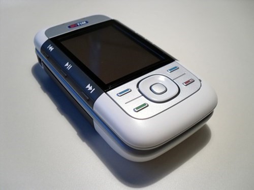 3. Nokia XpessMusic 5300: Với sự bành trướng của dòng điện thoại nghe nhạc Walkman từ Sony Ericsson, Nokia cũng muốn tham gia vào thị trường này. Chính vì thế, XpressMusic ra đời năm 2006. Nổi bật trong số đó là XpressMusic 5300. Nhóm khách hàng nhắm đến là giới trẻ sành điệu, máy có thiết kế khá bắt mắt và trẻ trung với 2 phối màu chính đỏ-trắng hoặc xám-trắng. Nokia trang bị cho máy tính năng chơi nhạc, chỉ cần sau một nút ấn, người dùng có thể thưởng thức các bài hát cài đặt sẵn. Model này “làm mưa làm gió” trên thị trường và trở thành chiếc điện thoại được yêu thích của giới trẻ Việt Nam vào những năm 2006, 2007.