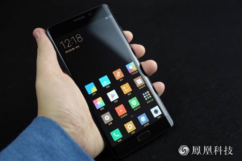 Xiaomi Mi Note 2 được cho là bản sao chưa hoàn chỉnh của Samsung Galaxy Note7., nhưng vẫn là một thiết bị rất nổi bật mà ít có đối thủ nào có được. Máy sở hữu thiết kế cong ở cả màn hình phía trước và mặt lưng phía sau, tiếp theo là màn hình 5,7 inch và sau đó là cấu hình mạnh mẽ. Thậm chí máy còn có bộ nhớ RAM cao hơn với phiên bản cao nhất lên tới 6GB (phablet của Samsung chỉ có RAM 4GB). 