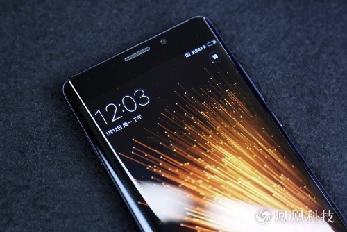 Chỉ hơi tiếc do nhắm tới phân khúc có giá thấp hơn nên màn hình của Mi Note 2 chỉ có độ phân giải Full HD (1.920 x 1.080pixel), tỉ lệ màn hình chỉ chiếm 77,2% diện tích mặt trước và tỷ lệ tương phản là 100.000: 1. 