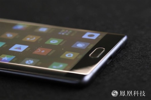 Màn hình của máy cũng được bảo vệ chống trầy bằng kính Corning Gorilla Glass. Xiaomi cũng đã tích hợp riêng chế độ hiển thị dưới ánh sáng mặt trời, giúp người dùng dễ đọc hơn, cũng như chế độ đoc để đảm bảo không làm mỏi mắt người dùng. 