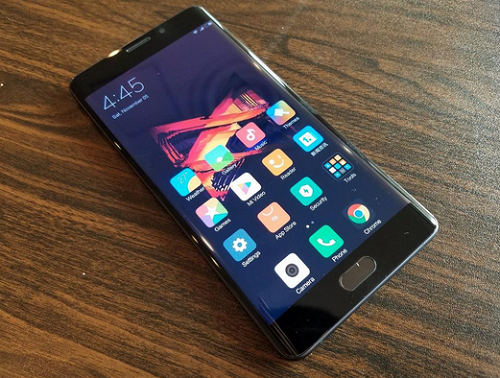 Phần cứng: Bên trong Xiaomi Mi Note 2 được trang bị bộ vi xử lý Qualcomm Snapdragon 821 tốc độ 2.35GHz và có tới hai tùy chọn cho người dùng gồm một phiên bản RAM 4GB và bộ nhớ trong 64GB, hoặc phiên bản có bộ nhớ RAM lên tới 6GB đi kèm với bộ nhớ trong 128GB UFS 2.0. Hiện nay phiên bản bộ nhớ trong 64GB của máy tại Việt Nam đang có giá bán khoảng 11,3 triệu đồng, trong khi phiên bản 128GB có giá khoảng 15 triệu đồng. 