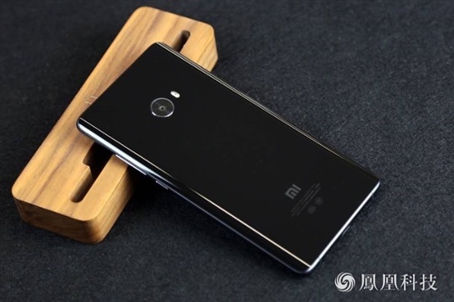 Camera: Không chỉ sở hữu cấu hình phần cứng mạnh mẽ, Mi Note 2 còn đi kèm tính năng camera nổi bật với camera chính độ phân giải 22,56 megapixel sử dụng cảm biến Sony IMX 318 Exmor RS với ống kính khẩu độ f/2.0, đi kèm đèn flash LED kép, hỗ trợ lấy nét theo pha, chống rung điện tử EIS và quay video 4K (tính năng tương tự trên Google Pixel và Pixel XL).  Để đáp ứng nhu cầu chụp ảnh selfie, Xiaomi trang bị cho Mi Note 2 camera trước 8 megapixel với ống kính khẩu độ như camera chính và góc rộng 76 độ. Nó còn hỗ trợ tính năng tự động lấy nét và đi kèm tính năng làm đẹp chuyên dụng là Beautify 3.0.