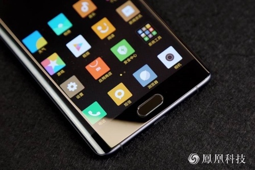 Cảm biến vân tay: Một điểm nổi bật khác của Mi Note 2 chính là cảm biến vân tay siêu âm ở mặt trước. Công nghệ vân tay siêu âm sử dụng tính năng 3D Sense ID của Qualcomm và tận dụng sóng siêu âm để nhận diện vân tay. Sóng siêu âm có thể dễ dàng đi xuyên qua các lớp ngoài cùng của bề mặt da, từ đó nhận biết được các chi tiết ba chiều, cũng như những đặc thù của vân tay, gồm cả những đường lằn ở vân tay và lỗ chân lông. Do đó khả năng nhận diện vân tay rất tốt ngay cả khi ngón tay người dùng bị bẩn hoặc ẩm ướt.