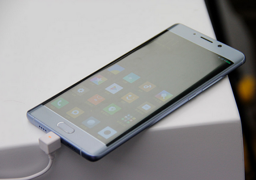 Pin, kết nối và hệ điều hành: Phablet của Xiaomi được cài đặt sẵn phiên bản Android 6.0.1 Marshmallow với giao diện người dùng riêng gọi là MIUI 8. Để sạc và truyền dữ liệu, người dùng sẽ có một cổng USB Type-C. Mi Note 2 tích hợp viên pin khá lớn dung lượng 4.400mAh, nó cũng hỗ trợ sạc nhanh Quick Charge 3.0. Về kết nối, máy hỗ trợ 4G, SIM kép lai, Bluetooth, NFC, Wi-Fi và SAP GPS cho độ chính xác cao.