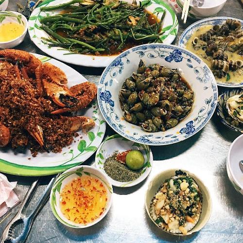 Quán ốc Oanh đường Vĩnh Khánh hút khách nhờ thực đơn phong phú. Ảnh: Saigonesekitchen.