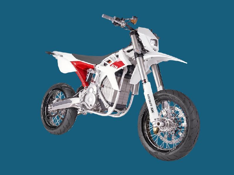 Alta Motorcycles: Alta Motorcycles phù hợp cho những người mới sử dụng xe máy điện. Xe có công suất 40 mã lực và 162 Nm mô-men xoắn. Model này giá 15.495 USD, tốc độ tối đa 128 km/h. Alta chỉ chạy được 80 km mỗi lần sạc. Với những người đam mê off-road, phiên bản MX khá phù hợp. Sức mạnh tương đương bản SM nhưng giá rẻ hơn, chỉ 14.995 USD. Tốc độ tối đa chỉ 104 km/h.