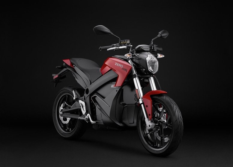 Zero Motorcycles: Zero Motorcycles là mẫu xe có thể tùy chỉnh dựa trên thói quen. Xe có công suất 70 mã lực và mô-men xoắn 157 Nm. Phiên bản thấp nhất ZF6.5 chạy được 130 km mỗi lần sạc, ZF13.0 có phạm vi 259 km. Giá khởi điểm của mẫu xe này là 10.995 USD cho phiên bản thấp nhất và 14.000 USD trên bản cao nhất. Zero SR có công nghệ cao nhờ màn hình LCD hiển thị tình trạng pin và tốc độ. Nó có thể đồng bộ với điện thoại thông qua ứng dụng, cho phép thiết lập các thông số như tốc độ tối đa, theo dõi hành trình. 