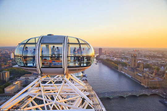 3. London Anh: Bạn và nửa còn lại có thể thưởng thức một ly rượu vang và ngắm cảnh mặt trời lặn từ đài quan sát London Eye khi đến Anh. Ảnh: SIME