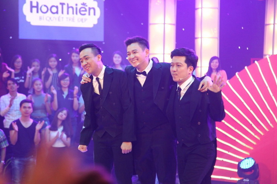 Mở đầu chương trình, hai danh hài Trường Giang, Trấn Thành và MC Ngô Kiến Huy xuất hiện trong ba bộ trang phục giống nhau, qua tạo hình của ba chú hề Sạc lô với màn tương tác đầy vui nhộn khiến khán giả vô cùng phấn khích. 