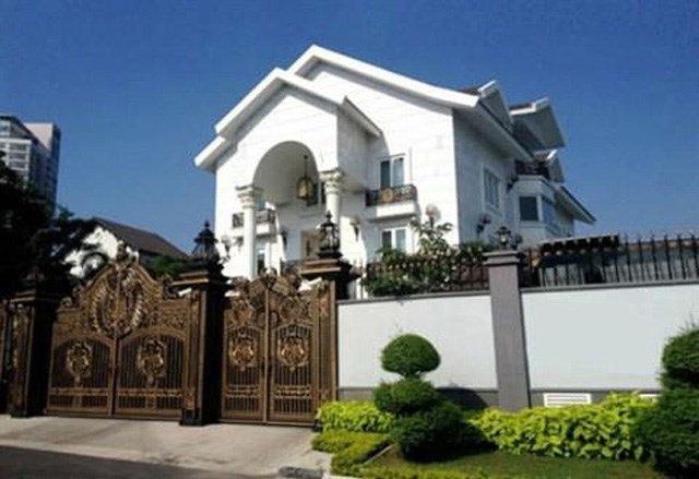 Bên trong biệt thự xa hoa của các nữ đại gia Việt 1. Nữ đại gia Lê Hồng Thủy Tiên - mẹ chồng Tăng Thanh Hà Bà Lê Hồng Thủy Tiên, TGĐ Tập đoàn Liên Thái Bình Dương điều hành 25 quỹ tư nhân, các hãng bán lẻ, trung tâm thương mại, phân phối của nhiều thương hiệu nổi tiếng - được biết đến là nữ doanh nhân xuất sắc. Căn biệt thự xa hoa bà đang ở cùng gia đình luôn được chú ý vì vẻ sang trọng ở một vị trí đẹp và yên tĩnh. Ảnh: Dân Việt.