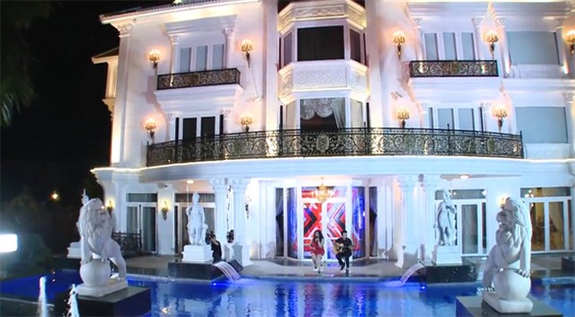 Bên trong biệt thự xa hoa của các nữ đại gia Việt - Hình 2 Căn biệt thự trở nên lung linh dưới ánh đèn vào buổi tối với lối kiến trúc xa hoa tinh tế theo kiểu châu Âu. Ảnh: Dân Việt.