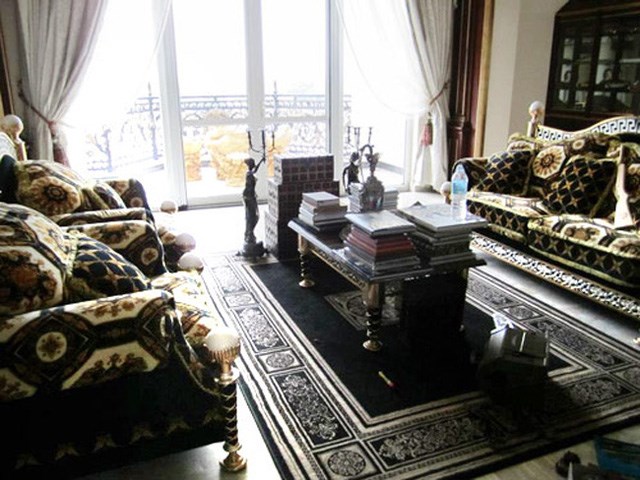 Bên trong biệt thự xa hoa của các nữ đại gia Việt - Hình 3 Thảm trải đắt tiền cùng nhiều đồ lưu niệm từ những chuyến đi nước ngoài luôn được nữ chủ nhân chọn lựa và trang trí hợp phong thủy. Ảnh: Dân Việt.