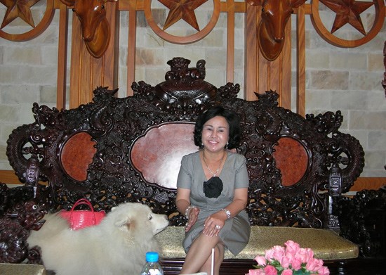 Bên trong biệt thự xa hoa của các nữ đại gia Việt - Hình 9 Từng làm trong ngành gỗ nên bên trong căn biệt thự của gia đình nữ đại gia thủy sản đất Cần Thơ có rất nhiều tài sản quý bằng gỗ. Ảnh: Internet.