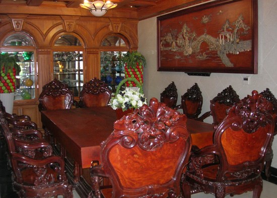 Bên trong biệt thự xa hoa của các nữ đại gia Việt - Hình 10 Bộ bàn gỗ hoành tráng trước phòng khách có thể vài chục người khiêng mới nổi. Ảnh: Internet.
