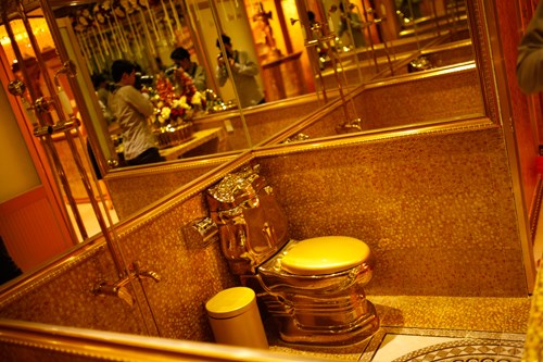 Bên trong biệt thự xa hoa của các nữ đại gia Việt - Hình 18 Các thiết bị trong nhà vệ sinh như lavabo, vòi sen… đến những viên gạch nhỏ ốp tường hay hoa văn sàn nhà cũng được trau chuốt và chọn lựa tỉ mỉ với kiểu dáng độc đáo. Ảnh: ngoisao.net