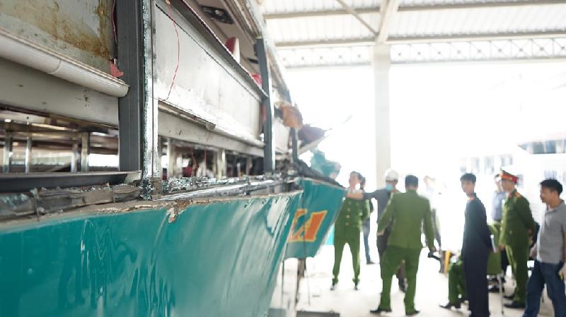 Đêm 21/2, chiếc xe chạy tuyến Thái Nguyên - Móng Cái chở gần 40 hành khách lưu thông trên quốc lộ 18 thì gặp sự cố khi tiếng nổ lớn phát ra từ phía sau ôtô.