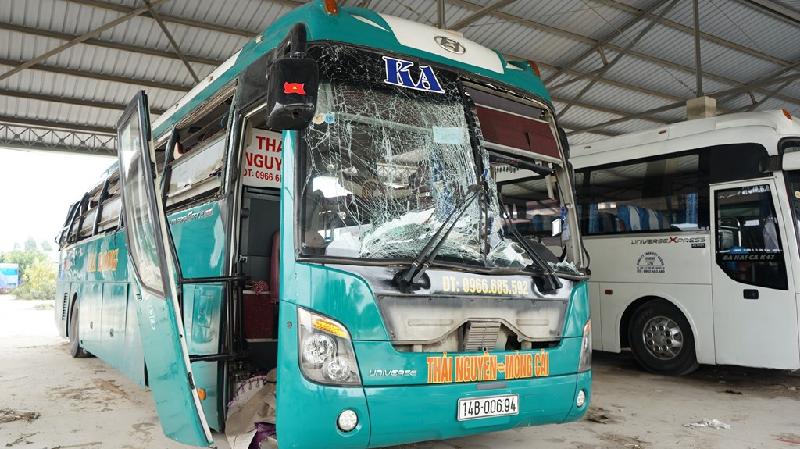 Hai hành khách trên xe tử vong tại chỗ, 16 người bị thương. Phần vỏ xe méo mó, các ô kính xung quanh vỡ vụn và bắn xa hàng chục mét.