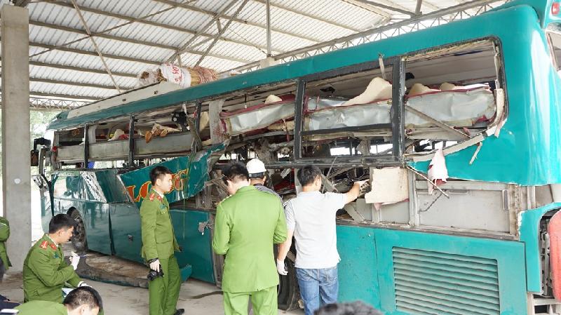 Nghi hành khách đi xe mang theo chất nổ, lực lượng khám nghiệm tập trung rà soát các dấu vết, đặc biệt ở phần sau xe để làm rõ.