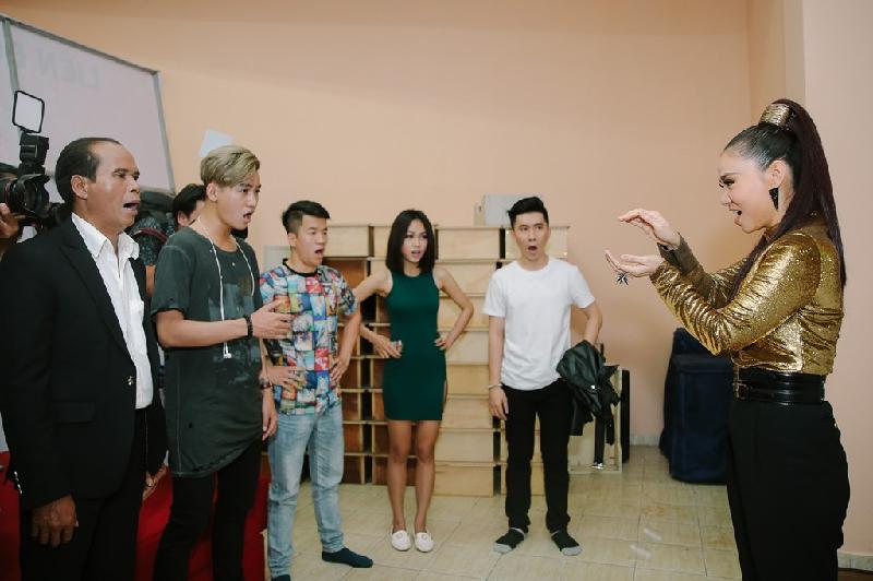Sau 3/4 tập của vòng Giấu mặt đã phát sóng, team Thu Minh được đánh giá cao nhất với những giọng ca xuất sắc, nhiều cá tính đặc biệt. Trước giờ thi, cô thay giám đốc âm nhạc giúp các thí sinh mở giọng.
