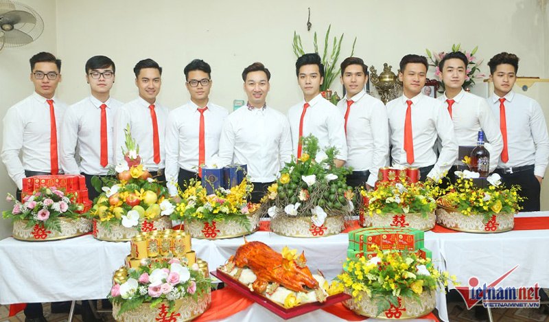 Thành Trung với dàn nam bê tráp.