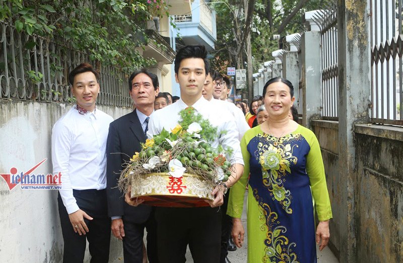 Họ nhà trai đến cổng nhà gái.