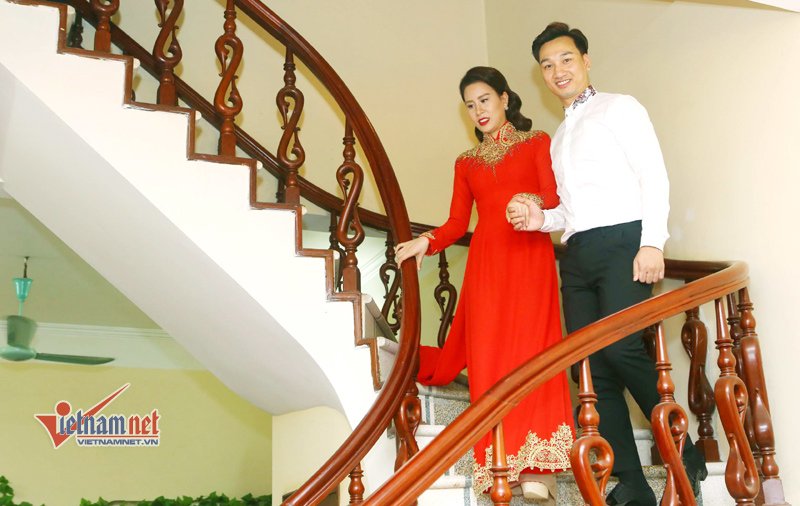 MC Thành Trung dẫn Ngọc Hương xuống chào họ hàng.