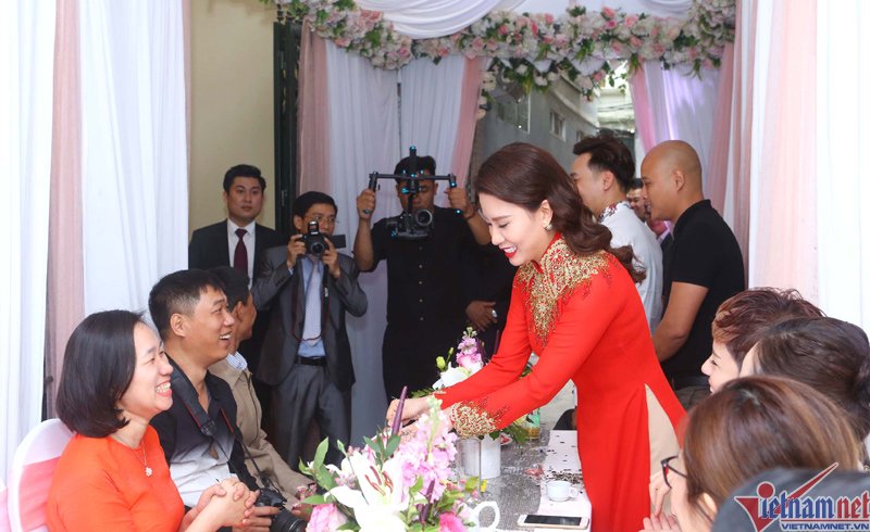 Ngọc Hương tươi tắn mời nước khách.