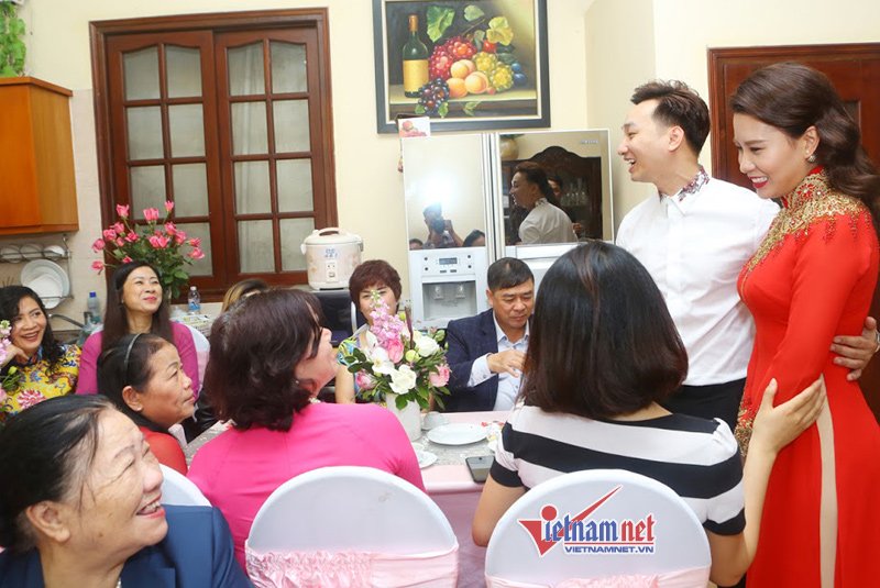 MC Thành Trung đang giới thiệu bạn gái với họ hàng.
