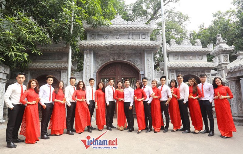 MC Thành Trung - Ngọc Hương và đội ngũ bê tráp.
