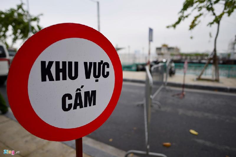 Sáng 23/2, cơ quan chức năng quận Tây Hồ, UBND phường Thụy Khuê cưỡng chế, di dời các công trình nổi tại khu vực bến thủy Hồ Tây. Từ 7h, khu vực đường Nguyễn Đình Thi đến đường Thanh Niên bị dựng hàng rào cấm.