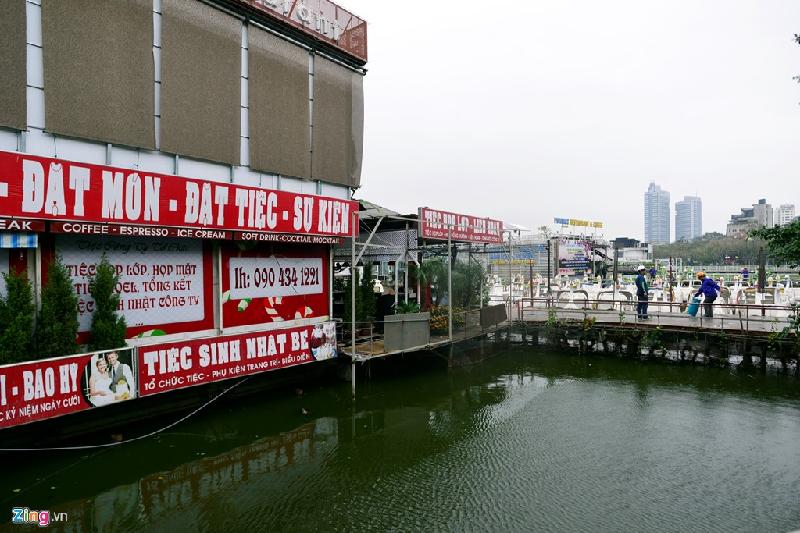 Trước đó, UBND quận Tây Hồ ra quyết định yêu cầu tháo dỡ các công trình vi phạm, di dời toàn bộ phương tiện thủy kinh doanh sai phép trên hồ Tây. Các công trình vi phạm, xây dựng trái phép từ số 2-10 đường Nguyễn Đình Thi phải tháo dỡ xong trong tháng 2.