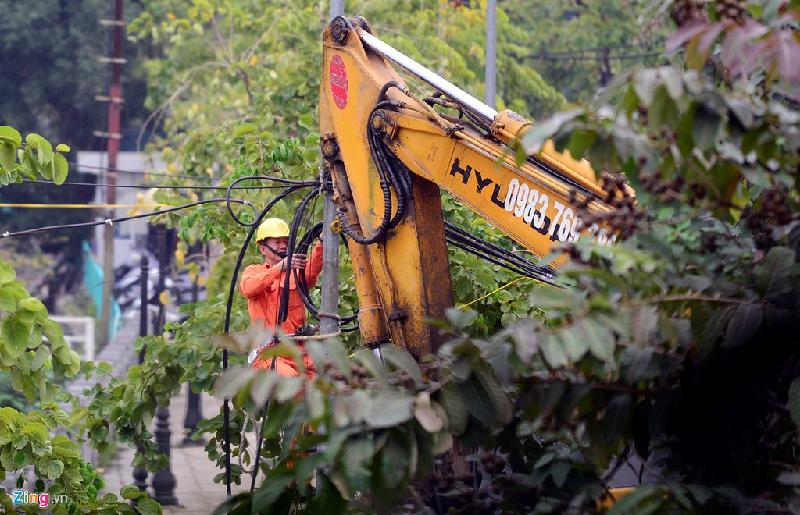 Công nhân cắt đường điện dẫn vào du thuyền, nhà hàng Potomac để lực lượng cưỡng chế tháo dỡ.