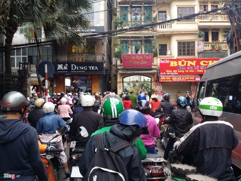Cấm đường để cưỡng chế nhà nổi, du thuyền hồ Tây