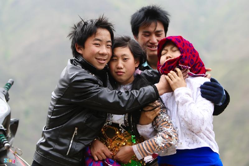 Bắt vợ là một phong tục có từ lâu đời của người H'Mông. Thường những đôi trai gái yêu nhau trước khi hai gia đình chính thức hỏi cưới. Khi đó, chàng trai vẫn đi bắt và cô gái sẽ