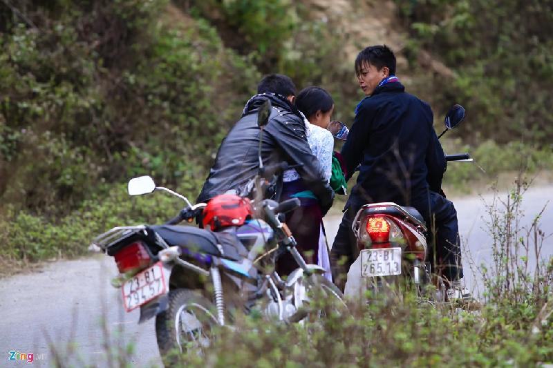 Bất ngờ một anh nhào vào ôm chặt cô gái và bắt lên xe cho bạn mình là anh Lò Mì Chánh (Xín Cái, Mèo Vạc).