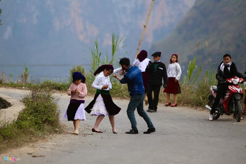 Nhưng Chánh lại dùng cách thuyết phục. Sau một hồi lâu vẫn không được, anh kêu thêm bạn bè đến giúp một tay.