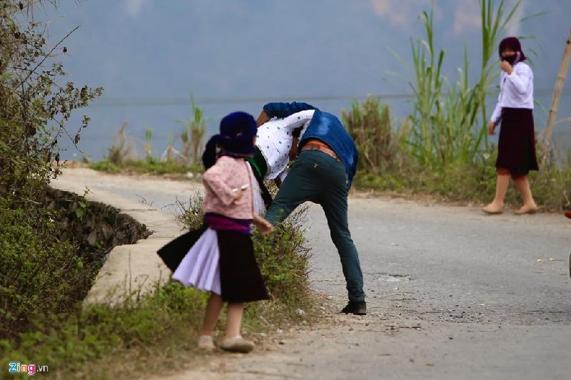 Cô gái chống cự quá quyết liệt nên chàng trai tìm cách vật bạn của Minh xuống đất.